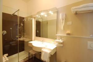 A bathroom at UNAHOTELS Imperial Sport Hotel