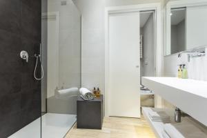 a bathroom with a shower and a sink at Erïk Langer S. Sofia C. Battisti in Padova