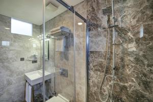 une salle de bain avec douche et lavabo dans l'établissement The Fox Hotel, à Istanbul 94 autres photos