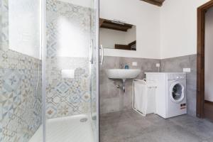 W łazience znajduje się pralka i umywalka. w obiekcie Authentic flat in the city center we Florencji