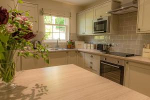 Η κουζίνα ή μικρή κουζίνα στο Quarry Gardens Lodge +26 φωτογραφίες