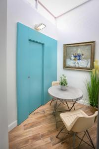 Una puerta azul en una habitación con mesa y sillas en A ESCONDIDASs, en Ayamonte