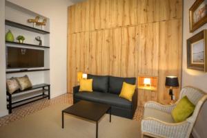 阿亞蒙特的住宿－A ESCONDIDASs，带沙发和电视的客厅