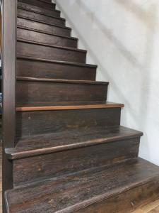 Tonara的住宿－Antica Potecarìa，一套带木楼梯的楼梯