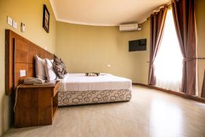 سرير أو أسرّة في غرفة في Masailand Safari Lodge