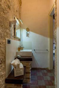 un baño con lavabo y espejo en Cappuccine GuestHouse, en Cagliari 28 fotos más