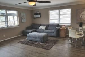 Ruang duduk di Unit 4, 3220 NE 15th St.