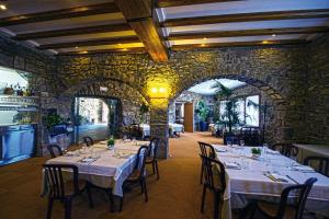 A restaurant or other place to eat at Hostal Palouet de Segarra