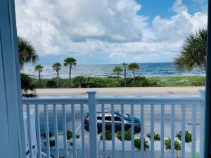 um carro sentado numa varanda com vista para o oceano em Havana Inn em St. Pete Beach