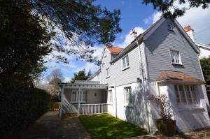 una casa bianca con garage di Hope Cottage a Bembridge