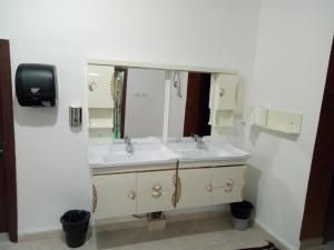 ein Badezimmer mit 2 Waschbecken und einem Spiegel in der Unterkunft Happy Night Hostel in Wadi Musa
