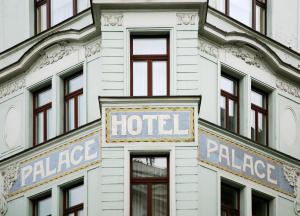 布拉格的住宿－新藝術風格宮殿酒店，建筑一侧的酒店标志