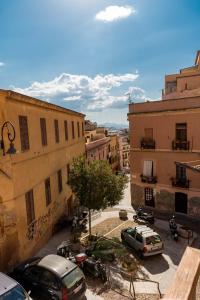 una ciudad con coches aparcados en un estacionamiento en Cappuccine GuestHouse, en Cagliari