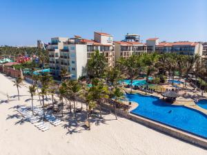 an aerial view of a resort with a pool and palm trees at Beach Park Resort - Acqua in Aquiraz