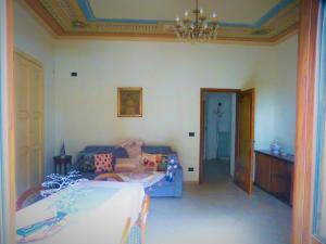 - un salon avec un canapé et une table dans l'établissement Soffitto Dipinto, à Moncalvo