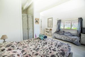 Schlafzimmer mit einem Bett und einem Fenster in der Unterkunft Anoli Lodges in Sainte-Anne