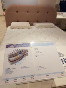Una cama con un folleto encima en Grcka-Reni Greece Beach 2, en Nea Kalikratia