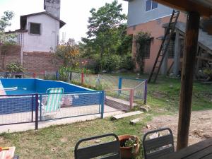 una pista de tenis en un patio con una valla en Cabaña Luna de Pueblo en Salta