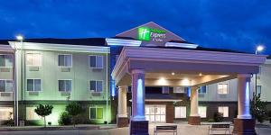 een hotel met een tankstation voor een gebouw bij Holiday Inn Express & Suites - Dickinson, an IHG Hotel in Dickinson