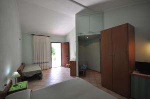San Vero MilisにあるAgriturismo Mulinu Betzuのベッドルーム1室(ベッド1台、テレビ付)