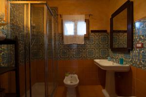 a bathroom with a sink and a shower and a toilet at Casa Benoi in Rigomagno +41 photos