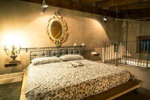 ein Schlafzimmer mit einem Bett mit zwei Schuhen drauf in der Unterkunft TENUTA I TUFARI in Tivoli