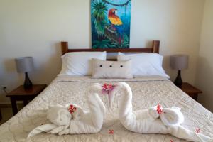Postel nebo postele na pokoji v ubytování Caye Reef Condos