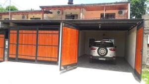 un coche está aparcado dentro de un garaje en Duplex Acogedor con garage privado en Puerto Iguazú