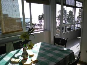 una mesa con un jarrón de flores encima en Apartamento playa Samil, en Vigo