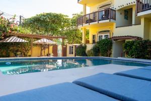 Bazén v ubytování Caye Reef Condos nebo v jeho okolí