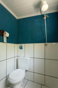 y baño con aseo y ducha. en Casa Aconchego do Sol 5 minutos do centro, en São Gonçalo do Rio das Pedras
