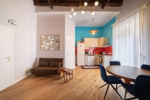 un soggiorno con un tavolo e un divano di Design Apartment Next Sorbillo on Tribunali St By HouseinNaples a Napoli