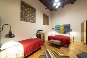 Posteľ alebo postele v izbe v ubytovaní Design Apartment Next Sorbillo on Tribunali St By HouseinNaples