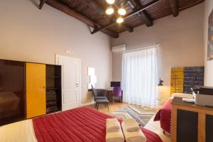 Posteľ alebo postele v izbe v ubytovaní Design Apartment Next Sorbillo on Tribunali St By HouseinNaples