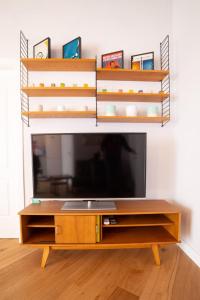 Televízia a/alebo spoločenská miestnosť v ubytovaní Design Apartment Next Sorbillo on Tribunali St By HouseinNaples