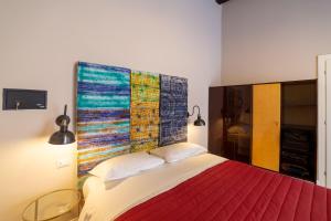 Posteľ alebo postele v izbe v ubytovaní Design Apartment Next Sorbillo on Tribunali St By HouseinNaples
