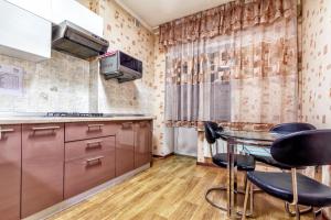 cocina con mesa y sillas en una habitación en 434 Апартаменты на Арбате Самый центр Отлично подходят для командированных и туристов, en Almaty