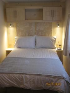 Un pat sau paturi într-o cameră la 119 Brigham Holiday Park.