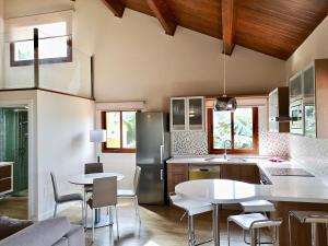 a kitchen with a white table and chairs at Banana Paradise in La Orotava