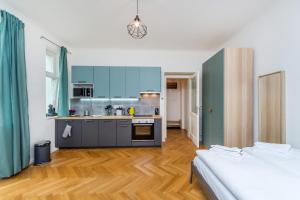 una cocina con 2 camas en una habitación en Slavikova 18 en Praga