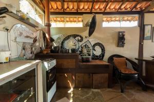 Η κουζίνα ή μικρή κουζίνα στο Casa Aconchego do Sol 5 minutos do centro +25 φωτογραφίες