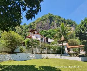 a house in front of a mountain at Pousada Spa Alto da Serra in Petrópolis