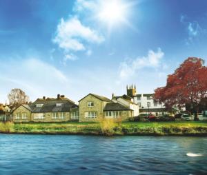 un grupo de casas junto a un cuerpo de agua en Trout Hotel, en Cockermouth