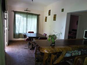 sala de estar con mesa y comedor en Cabaña Luna de Pueblo en Salta
