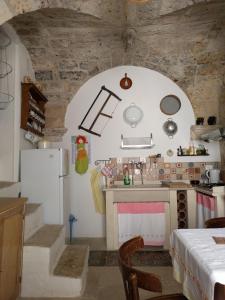 SoletoにあるBilocale San Nicolaのキッチン(カウンター、冷蔵庫付)