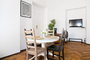 a dining room with a table and chairs at Apartamenty Królewska in Lublin