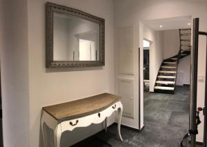 Cette chambre dispose d'un miroir et d'un escalier. dans l'établissement Ferienwohnung Lilie, à Mittelhausen
