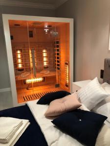 Posteľ alebo postele v izbe v ubytovaní Apartament Luksusowy z sauną