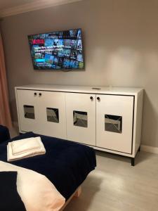 Televízia a/alebo spoločenská miestnosť v ubytovaní Apartament Luksusowy z sauną