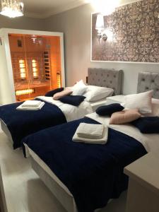 Posteľ alebo postele v izbe v ubytovaní Apartament Luksusowy z sauną